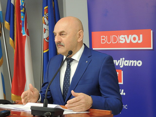 Mijenjeni gradonačelnik KArlo Starčević, slavi pobjedu 2021./Snimio Marko ČULJAT                                                                                                                                                                          